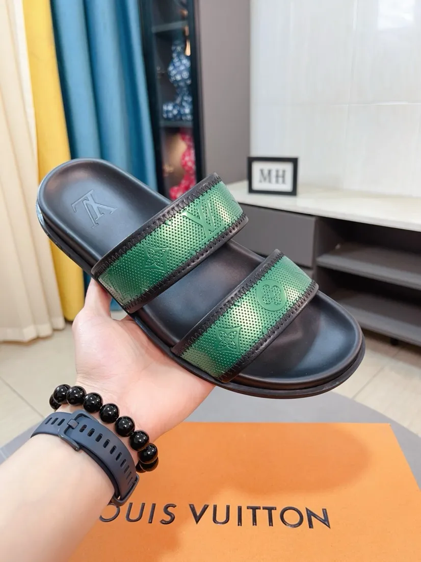 Ex-factory price 320🌹🌹 (lv-Louis Vuitton) new men's sandals, high-end boutique, exquisite embossed logo decoration on the upper, fine workmanship, super soft soles, casual, loose and comfortable, a must-have in summer! \nsize：38-44